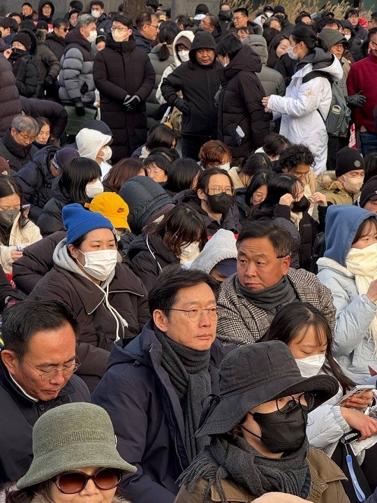 [정보/소식] [속보] 김경수 "새로운 대한민국 첫날 함께 맞겠다”…민주당원들과 촛불집회 참석 | 인스티즈