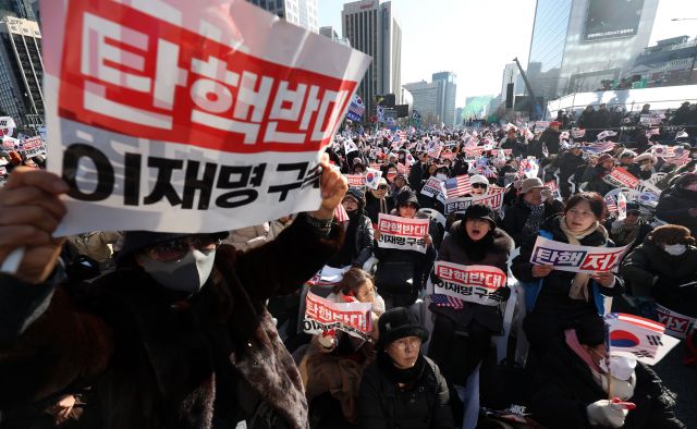 [정보/소식] "탄핵 반대” 보수단체 광화문 집결…군복 입은 중·장년층도 | 인스티즈