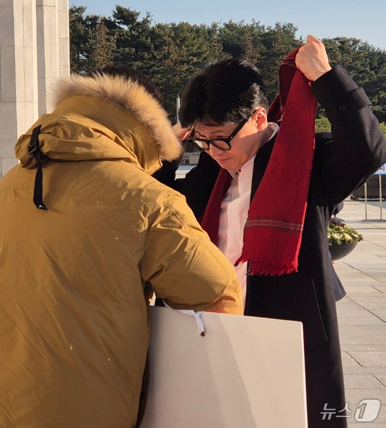 [정보/소식] 김상욱 의원에게 자신의 목도리 벗어 둘러주는 한동훈 대표 | 인스티즈