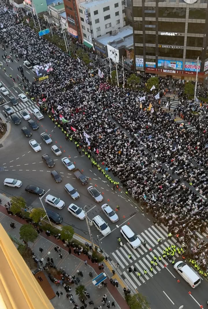 [잡담] 와 진심 부산 시위에 사람 이렇게 모인거 처음 봄 | 인스티즈