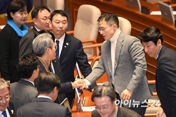 [잡담] 김상욱 의원 첫 탄핵가결안때 모습 이제 봤는데 | 인스티즈