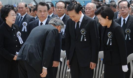 [잡담] 내 눈물버튼: 노무현 전 대통령 장례식에서 이명박한테 사과하는 문재인 전대통령 사진 | 인스티즈