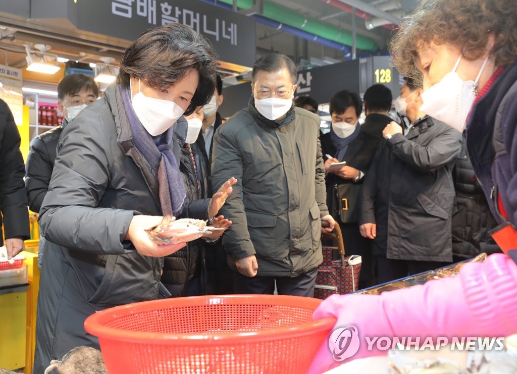 [잡담] 문재인 대통령 부부는 대통령 된뒤에도 장볼때 생활감 오져서 웃김ㅋㅋ | 인스티즈