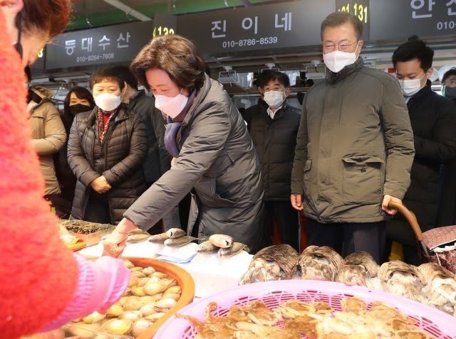 [잡담] 문재인 대통령 부부는 대통령 된뒤에도 장볼때 생활감 오져서 웃김ㅋㅋ | 인스티즈