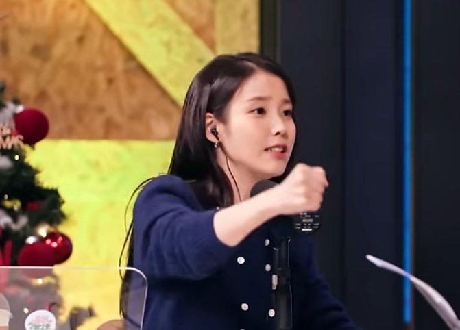 [잡담] 아이유 라디오에서 곡 추천할때 주먹 개귀여움ㅋㅋㅋㅋ | 인스티즈