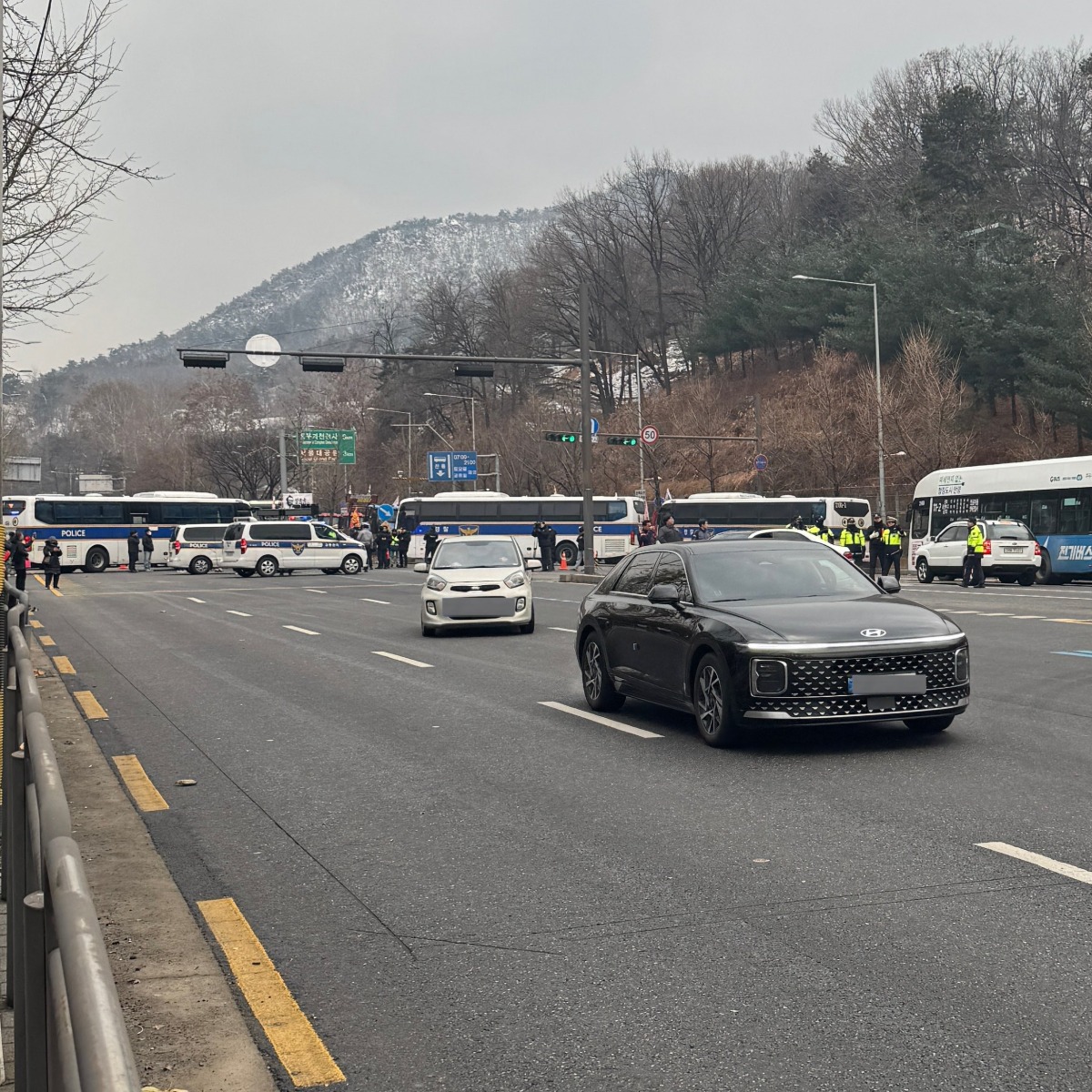 [정보/소식] 과천대로 경찰차로 막고 전농 트렉터 때문에 막힌다고 안내때리고있음 | 인스티즈