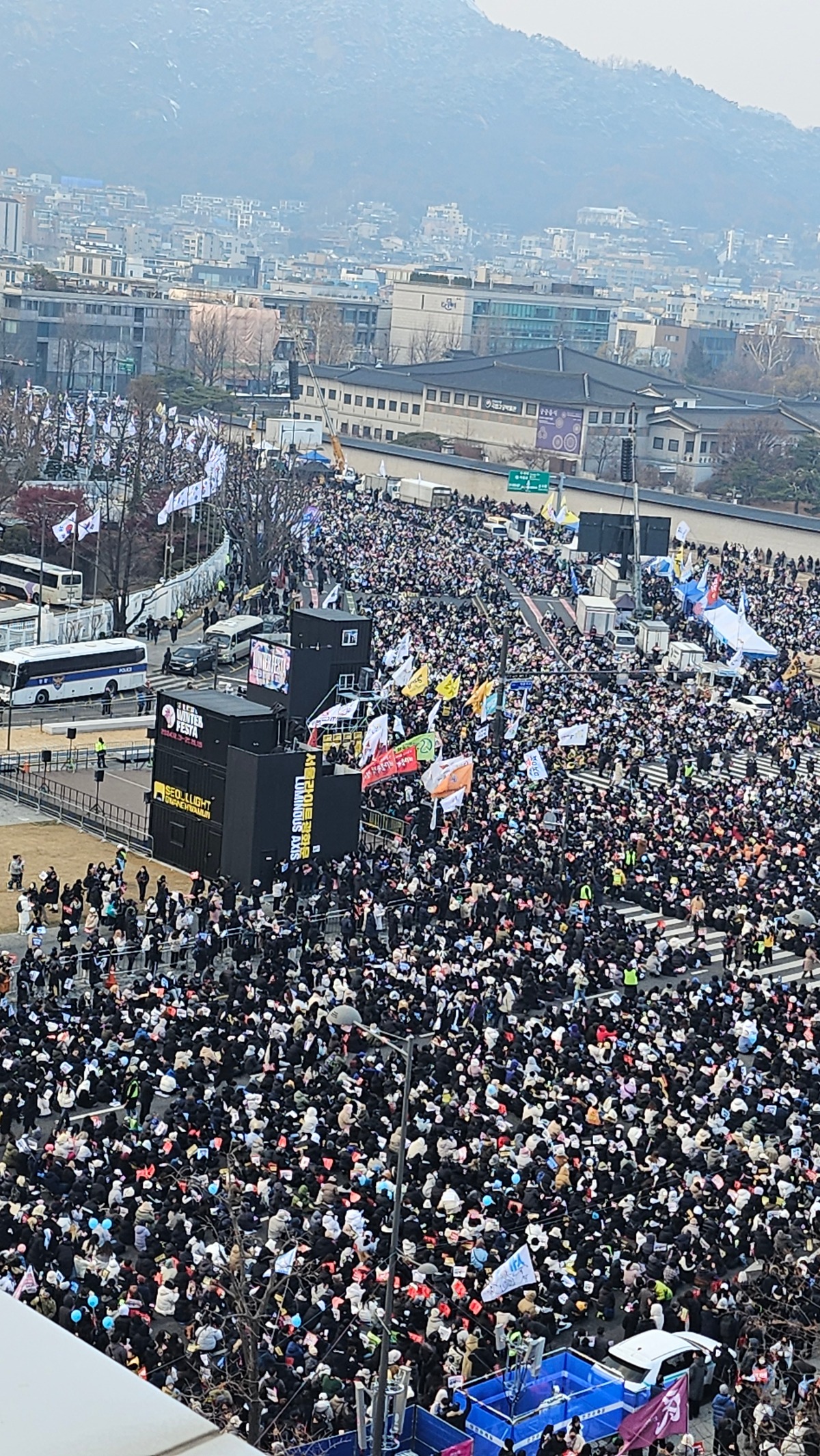 [잡담] 진짜 반대 집회쪽이 이번엔 인원 훨씬 많긴하네 | 인스티즈