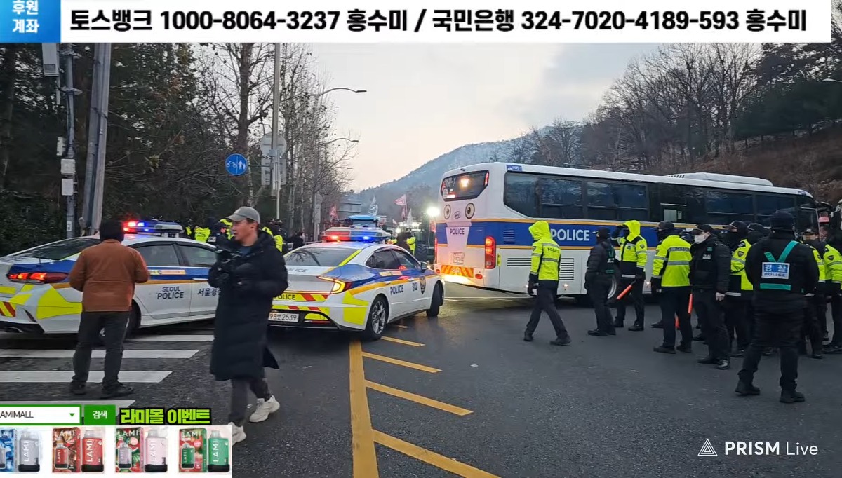 [정보/소식] 트랙터들 막겠다고 모든 차선 막아버리는 경찰들^^ | 인스티즈