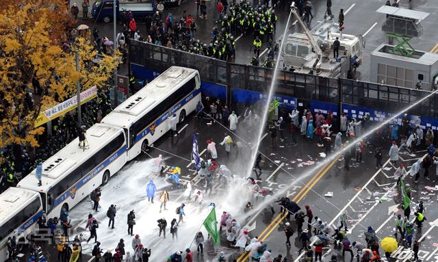 [잡담] 외신 왔었다니까 안심.. 한국 모 언론사 물대포에 사람이 맞고 중태에 빠졌는데 '물줄기'로 보도함..ㅋㅋ | 인스티즈