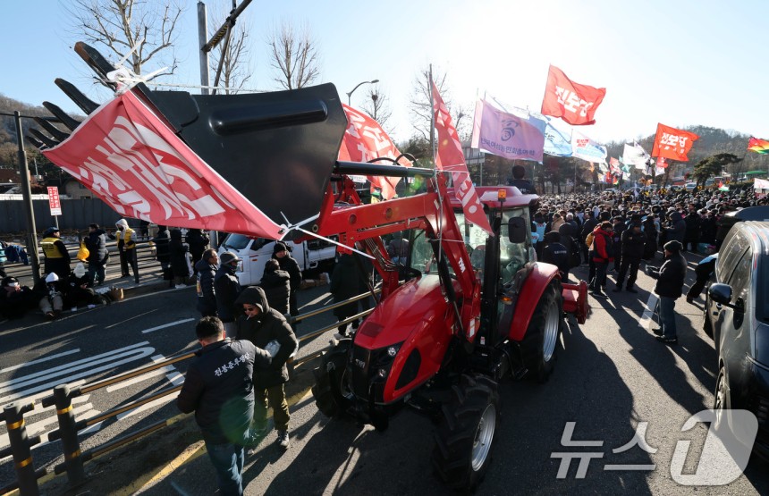 [정보/소식] '전농 상경 투쟁' 26시간 30분째 경찰과 대치…2명 연행·1명 실신(종합) | 인스티즈