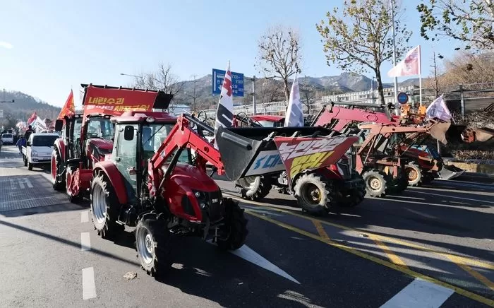 [정보/소식] "트랙터 시위 참여한 여자, 유럽이면 머리에 총알구멍"... 블라인드에 올라온 경찰관의 글 | 인스티즈