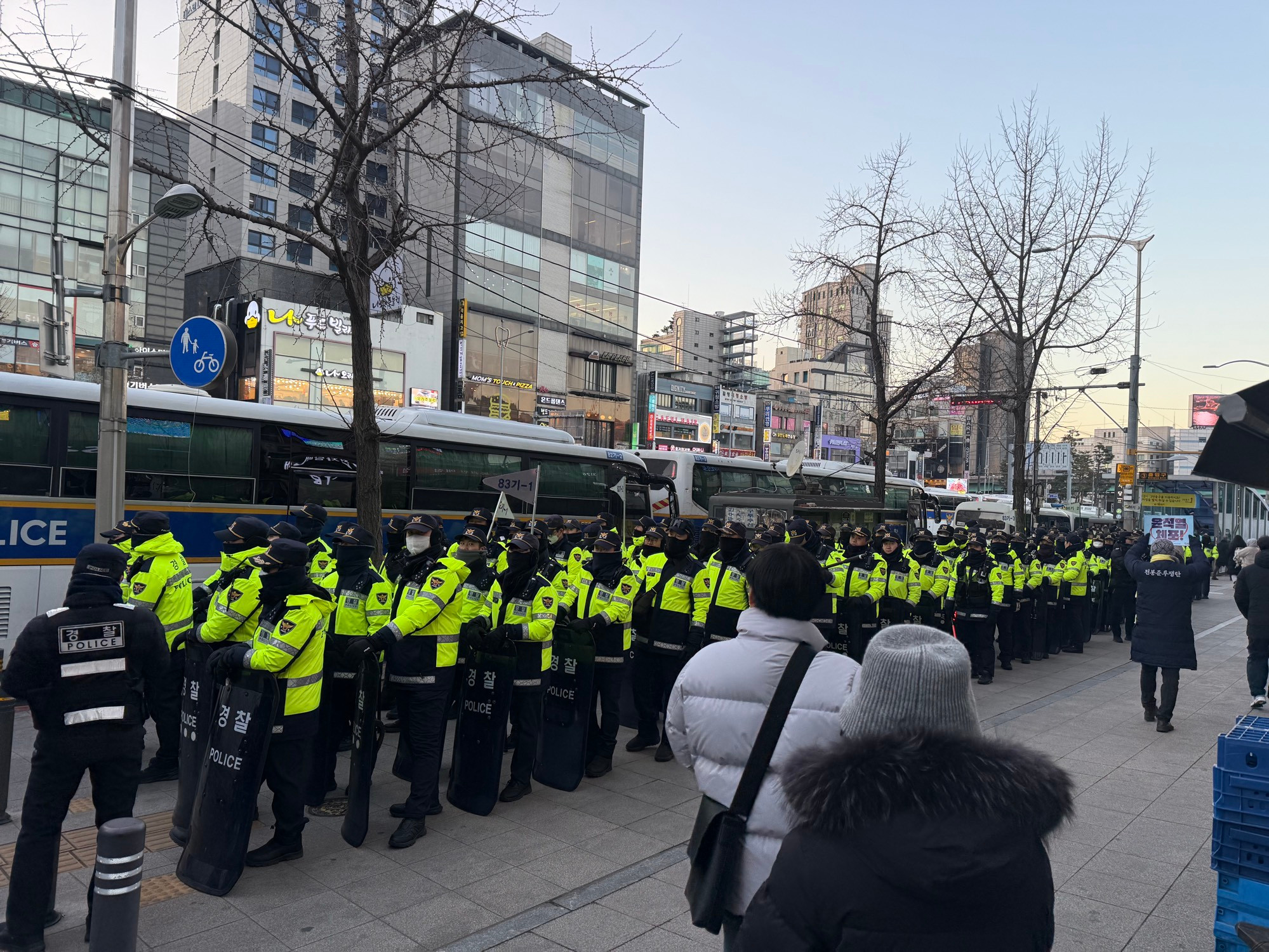 [잡담] 경찰 이것들 또 어디서 결집 중이네???????? | 인스티즈