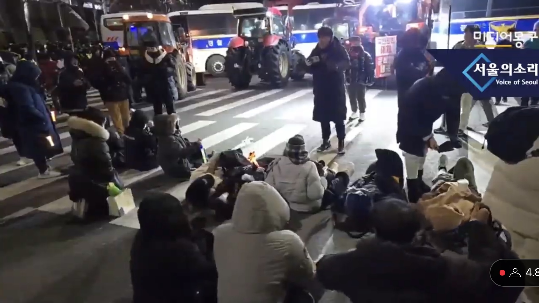 [잡담] 하 저 찬바닥에 눕고 앉고 이게 뭐하는 거냐고 굥찰들아 | 인스티즈