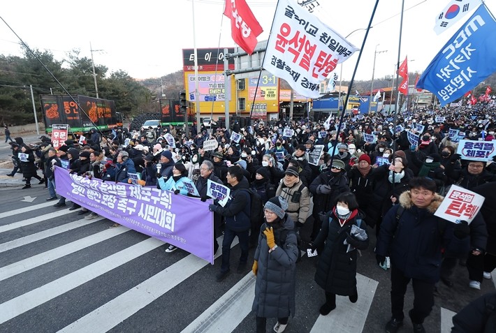 [정보/소식] "너무 감사"…루셈블 혜주·이브, 남태령 대첩 함께한 시민들 응원 | 인스티즈