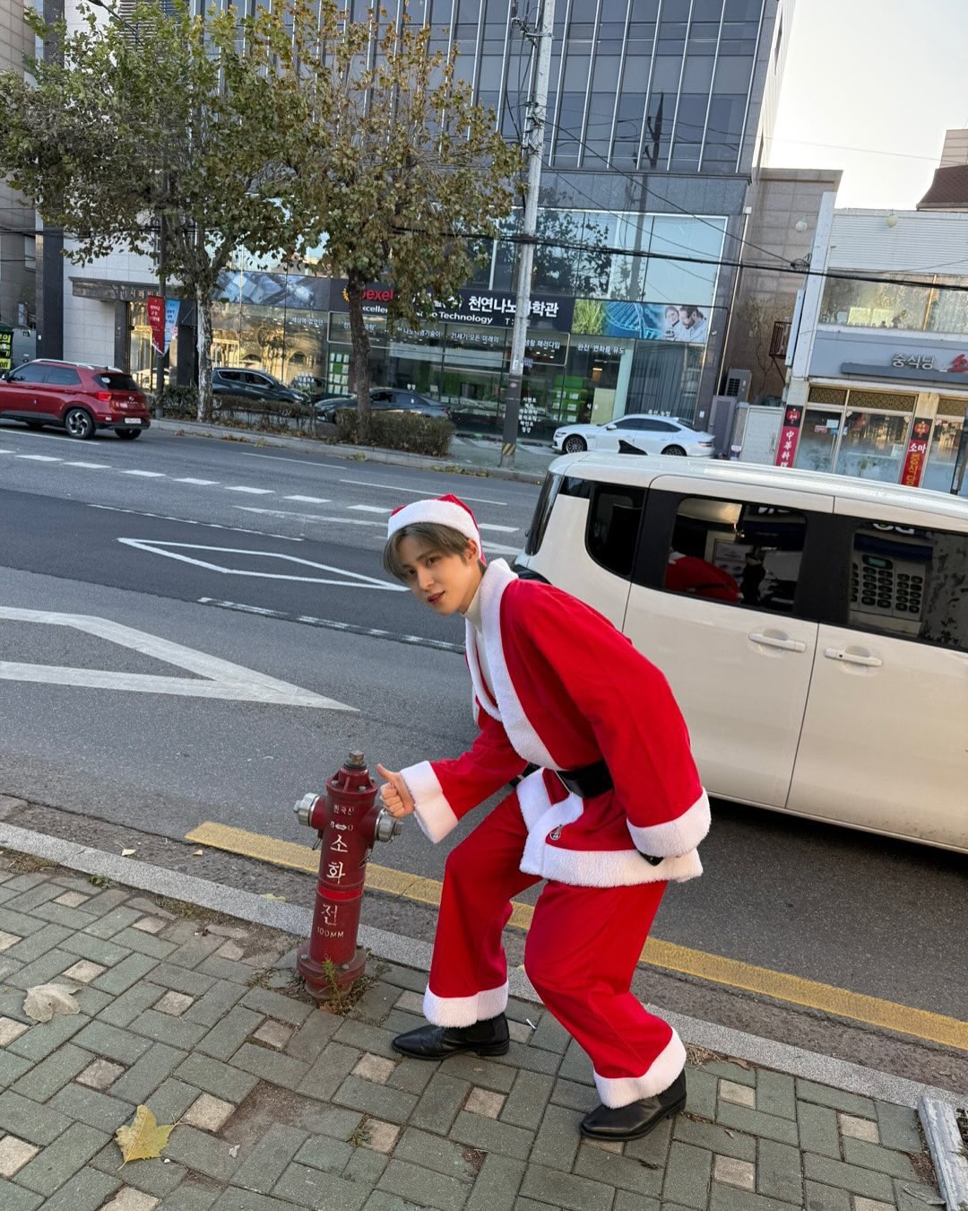 [잡담] ㅇㄴ 산타복 입고 거리 활보 및 붕어빵 먹방 | 인스티즈