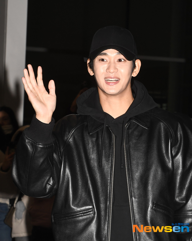 [잡담] 김수현 출국사진 | 인스티즈