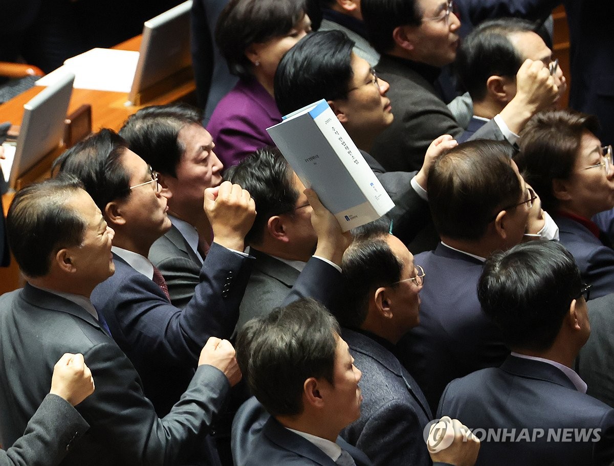 [정보/소식] '헌법재판소법' 들고 항의하는 국민의힘 | 인스티즈