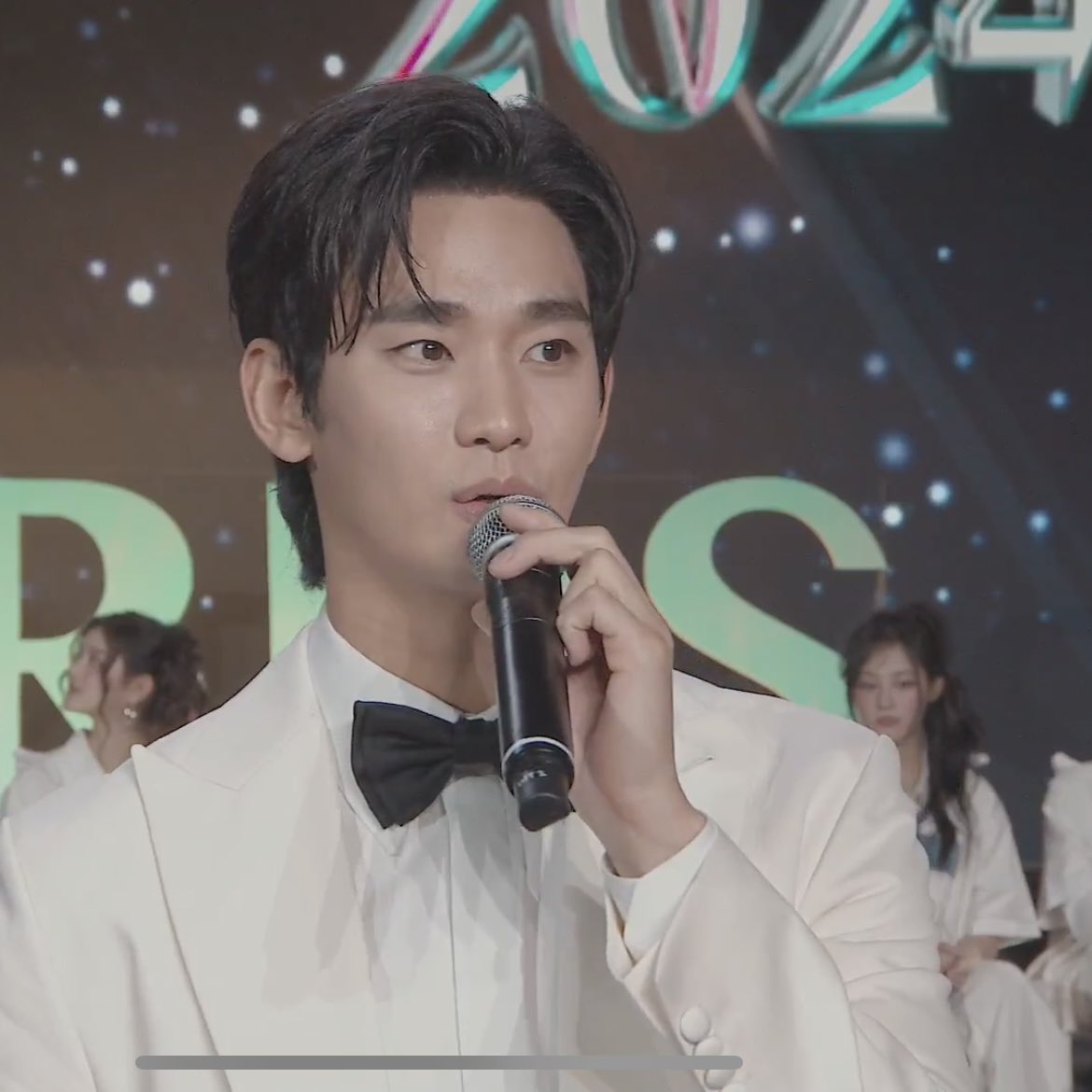 [잡담] 김수현 이렇게 생겨놓고 왜 저렇게 웃곀ㅋㅋㅋㅋㅋ | 인스티즈