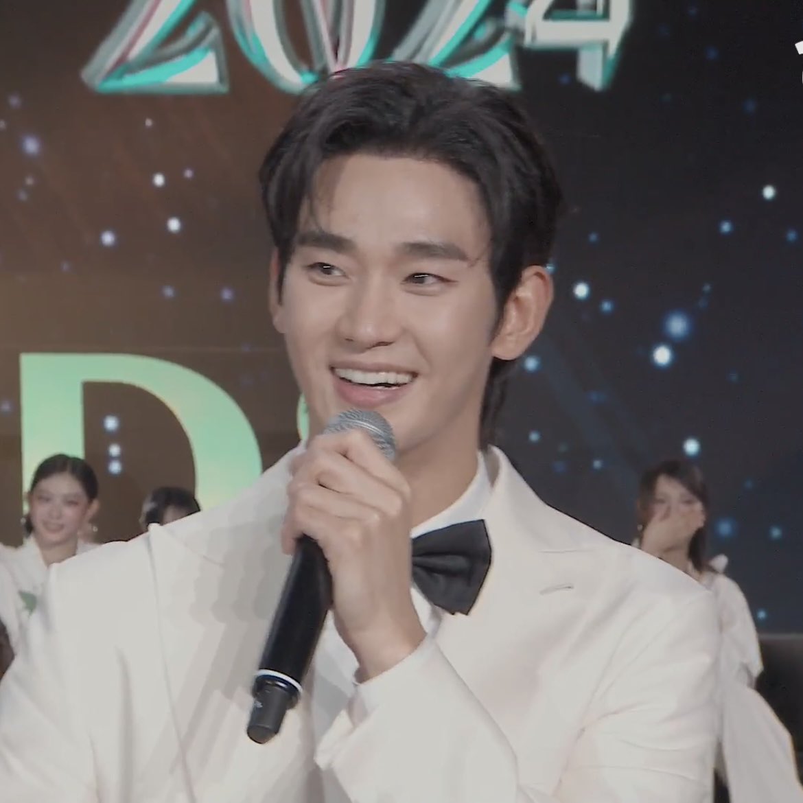 [잡담] 김수현 이렇게 생겨놓고 왜 저렇게 웃곀ㅋㅋㅋㅋㅋ | 인스티즈