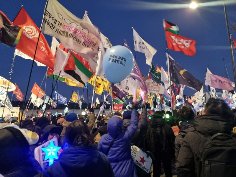 [정보/소식] '총·방망이 난무' 내란의 공포 이기려…"힘내” 함께 부른 50만 시민 | 인스티즈