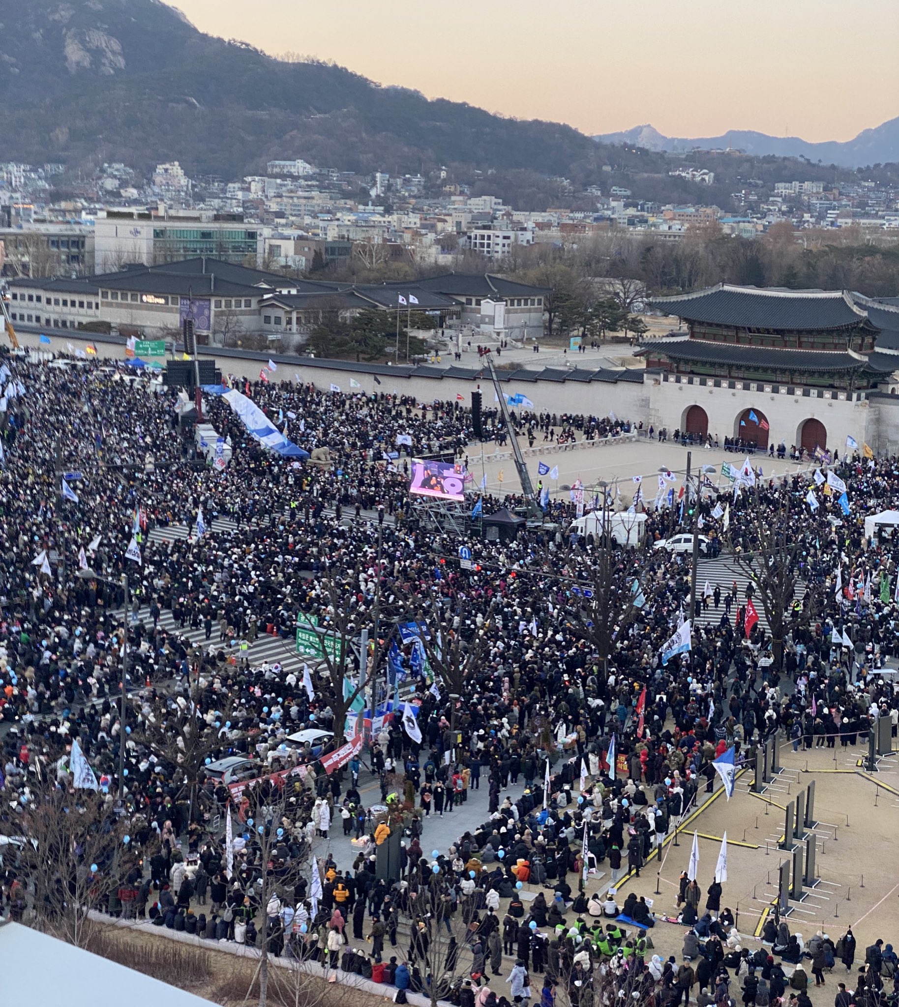 [잡담] 어둠이 내리면 더 빛나는 사람들 | 인스티즈