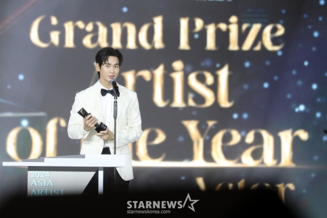 [정보/소식] 김수현, 'AAA 2024' 올해의 배우상 영광 "김지원에 영광 돌리고파" | 인스티즈