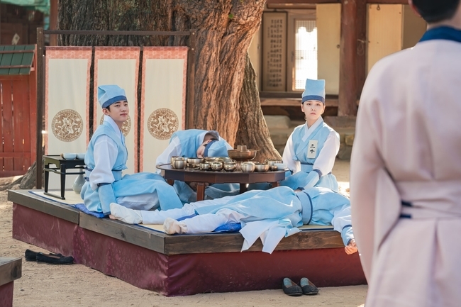 [정보/소식] 눈 풀린 배인혁→두 볼 가득 먹방 김지은, 술 취하니 반전 매력 터졌다(체크인 한양) | 인스티즈