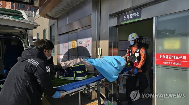 구급차로 이송되는 무안공항 여객기사고 구조자 | 인스티즈