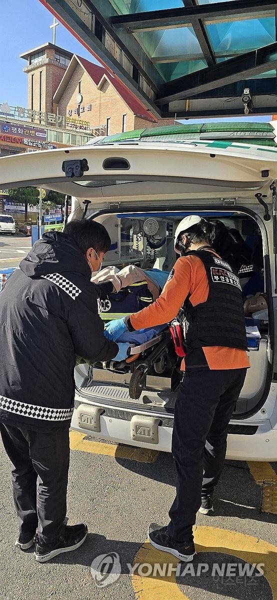 구급차로 이송되는 무안공항 여객기사고 구조자 | 인스티즈