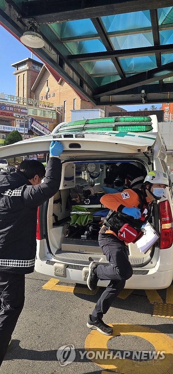 구급차로 이송되는 무안공항 여객기사고 구조자 | 인스티즈