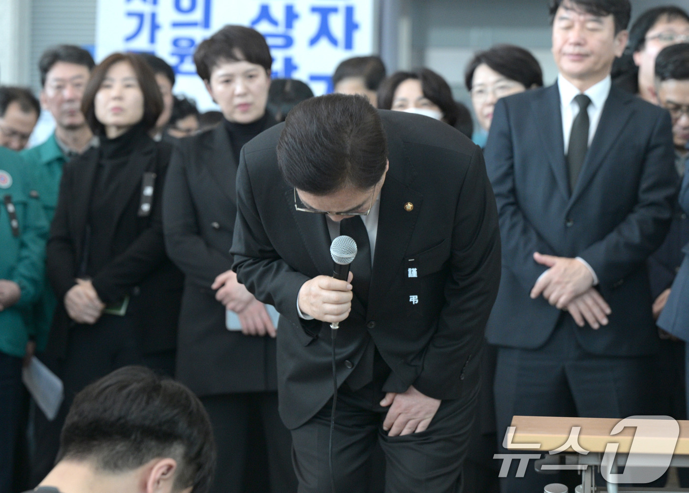 [정보/소식] 제주항공 참사 피해자 유가족 향해 고개숙인 국회의장 | 인스티즈