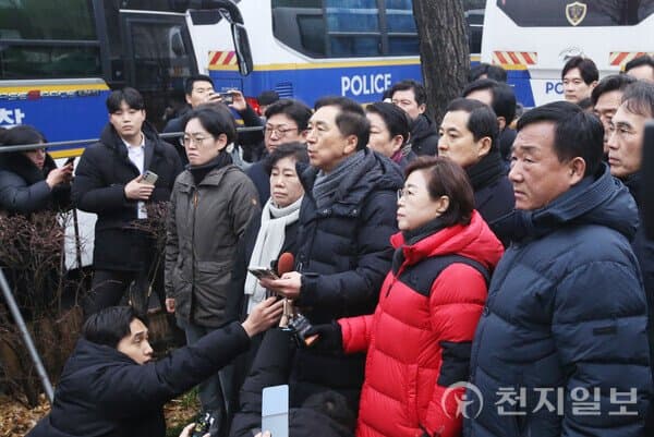 [잡담] 윤석열 지키려고 추운데 나온 의원들 봐 | 인스티즈