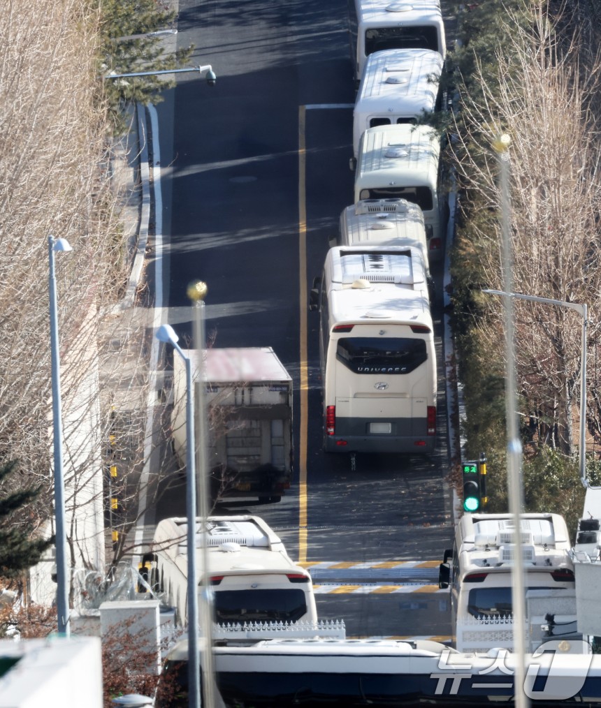 [정보/소식] 한남동 대통령 관저로 들어가는 식자재 차량.jpg | 인스티즈