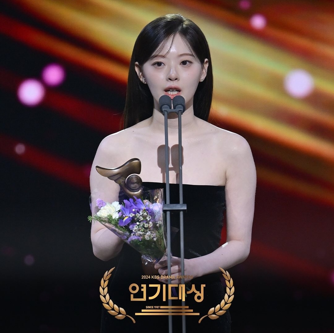 [잡담] 테이아즈 김신비 습스 연대 신인상/ 한수아,한지현 케사 연대 신인상 우수상 받은거 축하함 | 인스티즈