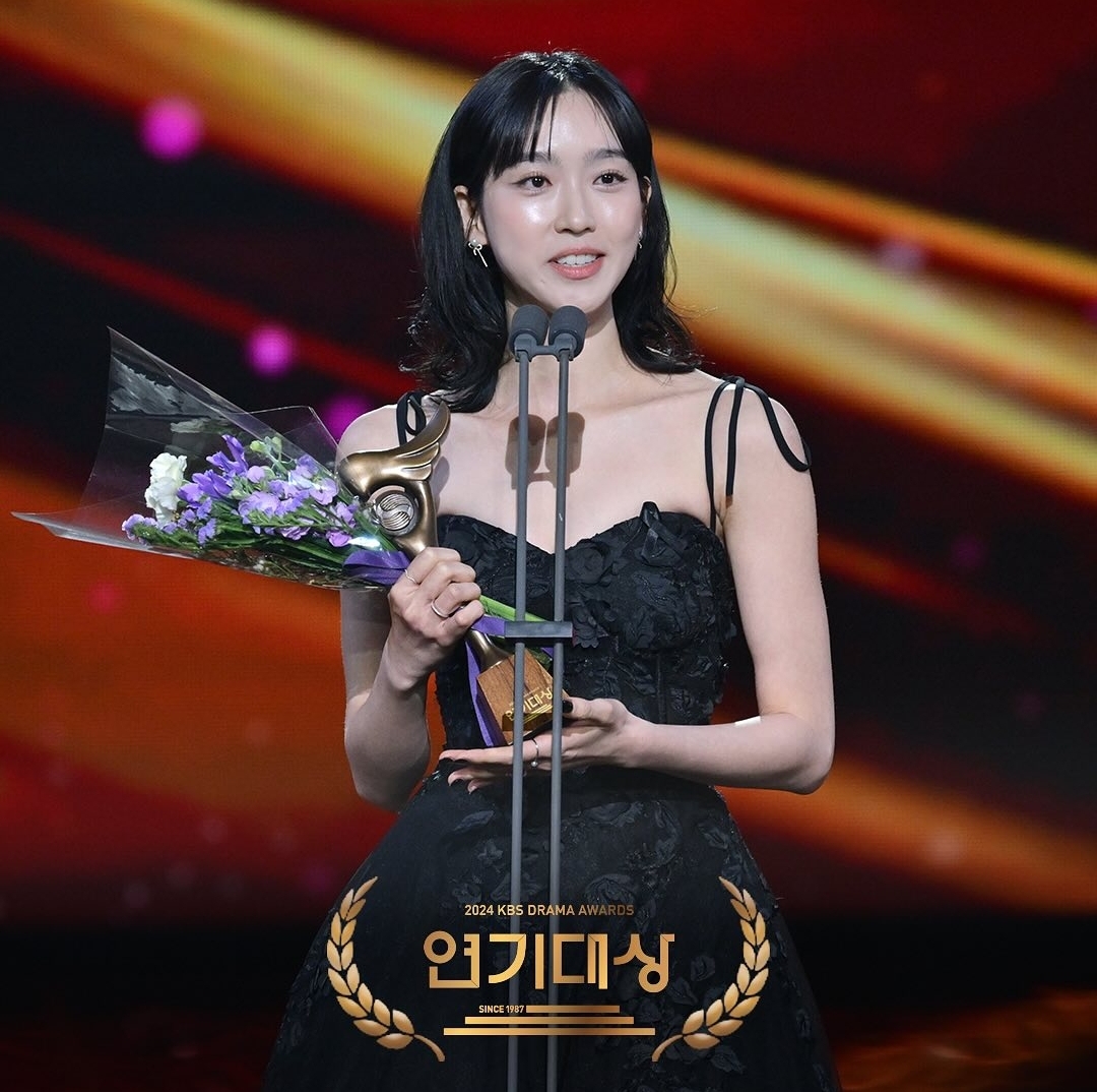 [잡담] 테이아즈 김신비 습스 연대 신인상/ 한수아,한지현 케사 연대 신인상 우수상 받은거 축하함 | 인스티즈