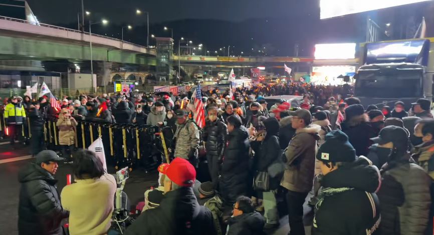 [잡담] 징글징글하다.. 벌써 길바닥에 눕고 난리 | 인스티즈