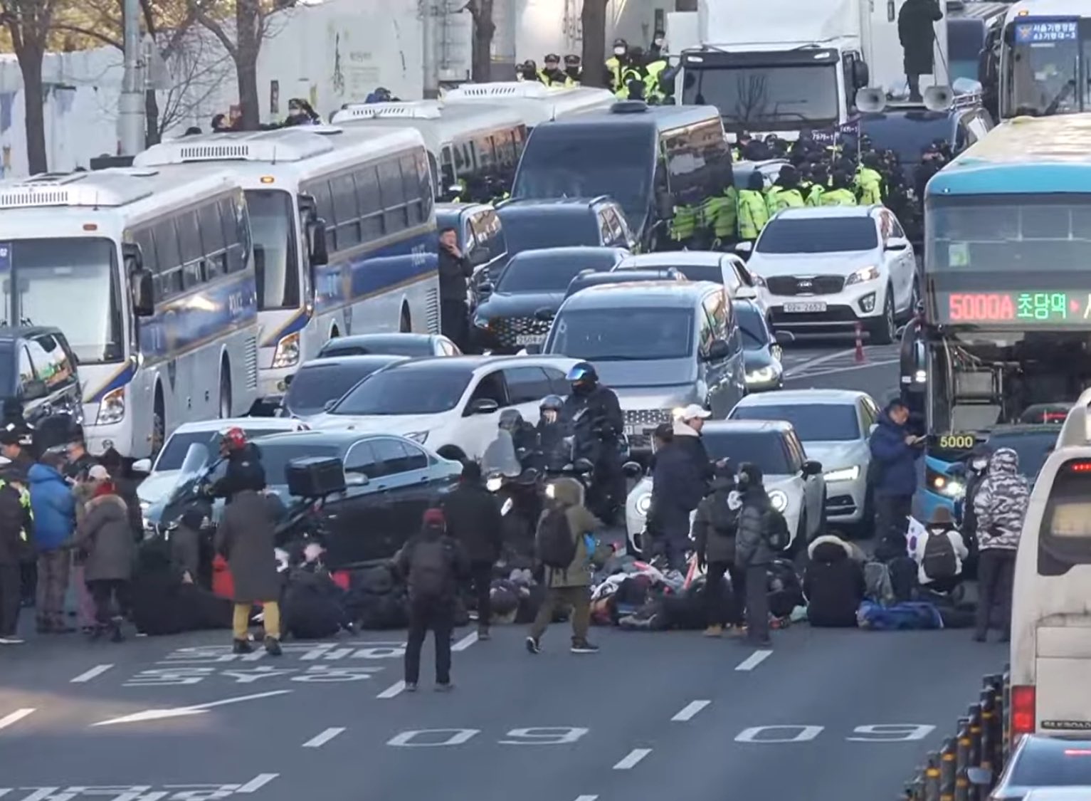 [잡담] 내란 지지자들 드러눕기까지 하네 | 인스티즈