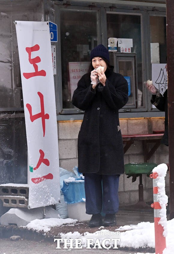 [정보/소식] [단독포착] 홍상수 혼외자 태어나나... 김민희, 배속 새 생명과 길거리 도너츠 먹방 | 인스티즈