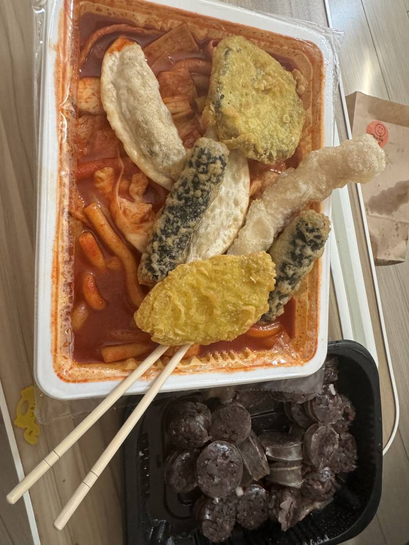 [잡담] 떡볶이 괜히 시켰다 너무 많이 남음..... | 인스티즈