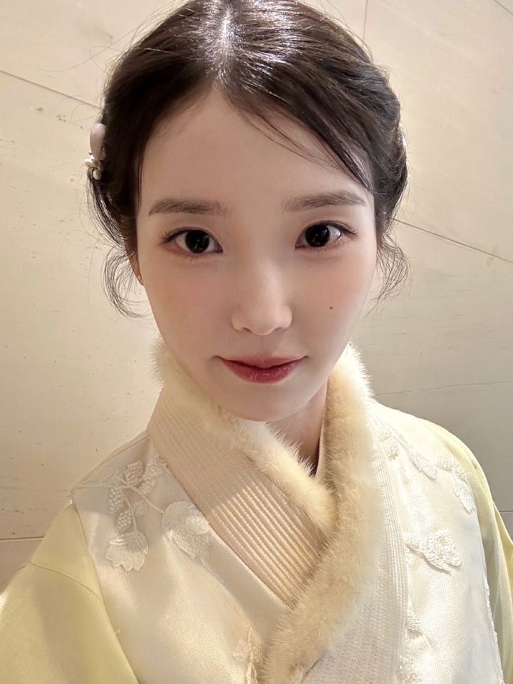 [잡담] 아이유 한복 셀카 떴다 | 인스티즈