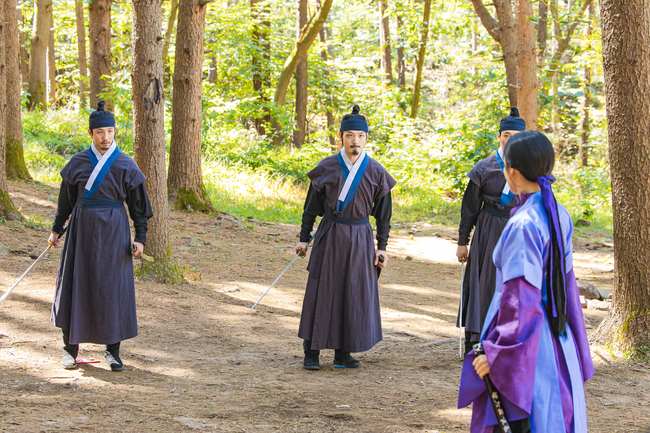 [정보/소식] '체크인 한양' 김민정, 좌천당한 뒤 괴한에 습격당했다 피흘리며 쓰러져 | 인스티즈