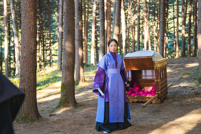 [정보/소식] '체크인 한양' 김민정, 좌천당한 뒤 괴한에 습격당했다 피흘리며 쓰러져 | 인스티즈