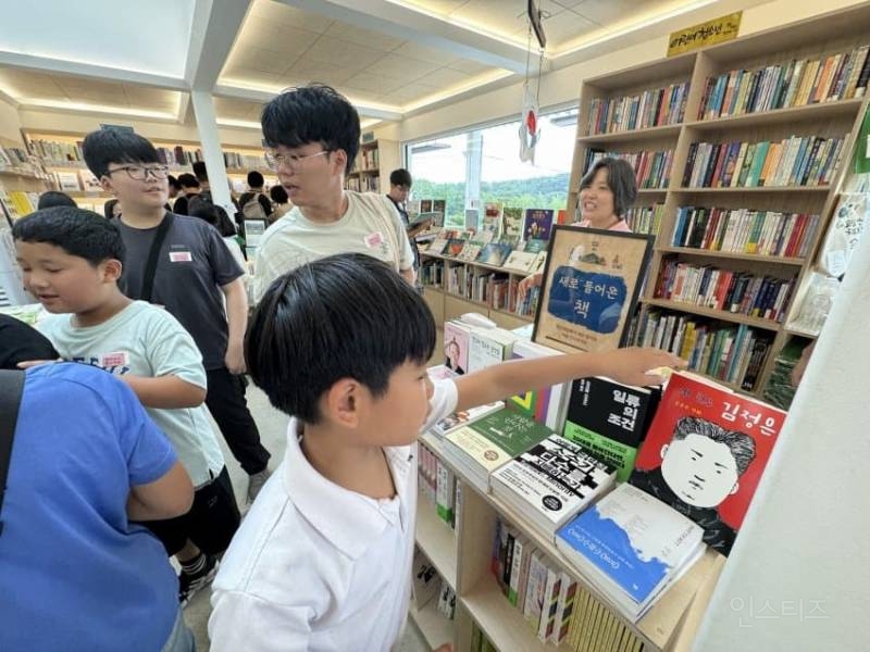 문재인 전대통령의 평산책방 | 인스티즈