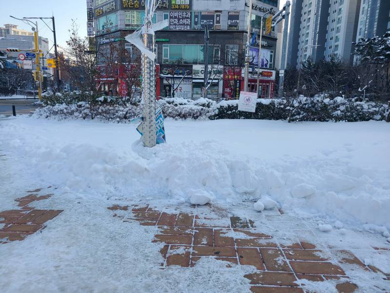 [잡담] 오산인데 밖에 눈쌓인 높이 대박이다...ㄷㄷ | 인스티즈