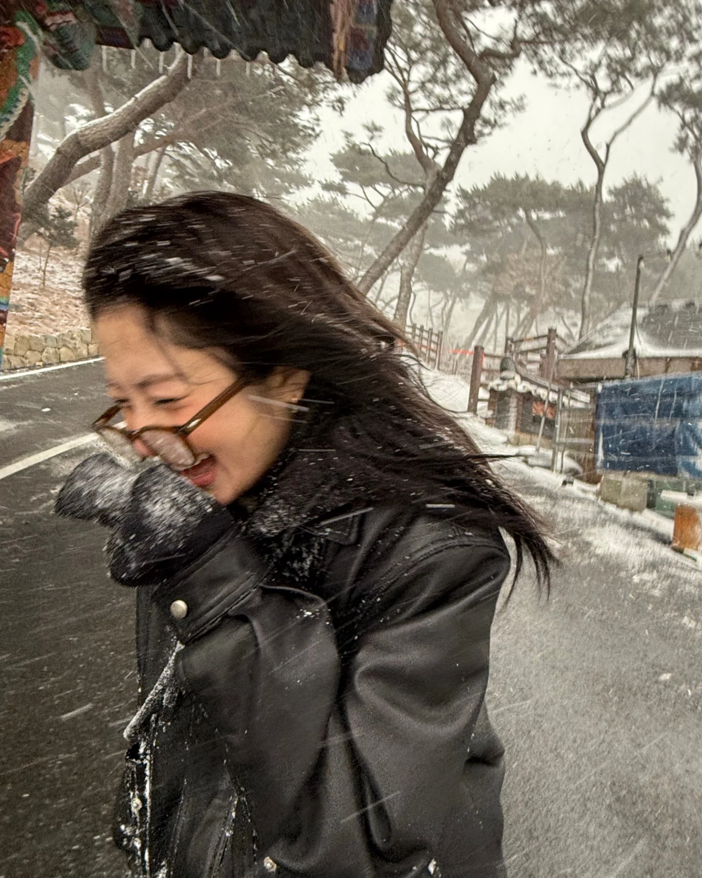 [잡담] 눈보라 맞는 르세라핌 허윤진 | 인스티즈