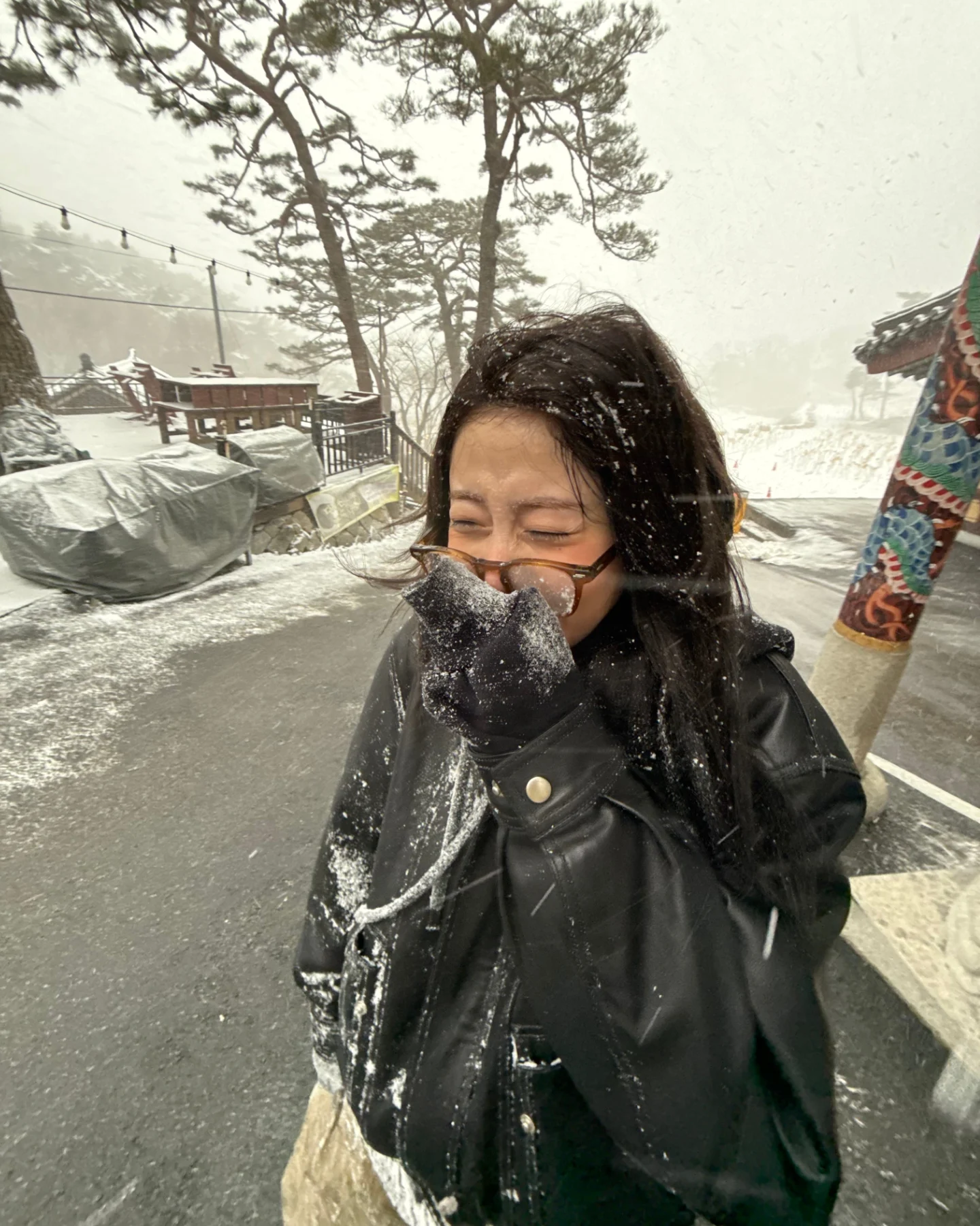 [잡담] 눈보라 맞는 르세라핌 허윤진 | 인스티즈