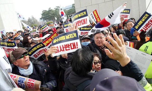 [잡담] 공수처법 만들때도 보수단체에서 국회난입한거 알고있었어? | 인스티즈