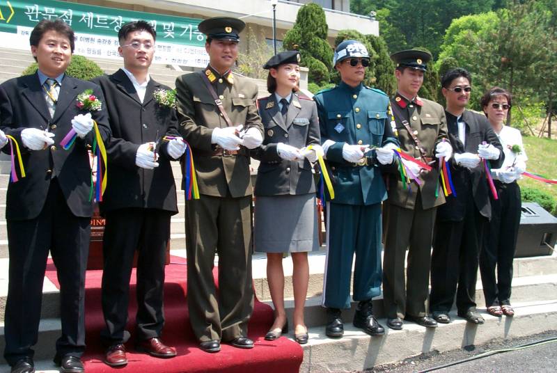 25주년 기념으로 깜짝 무대인사한 공동경비구역 JSA 배우들 | 인스티즈