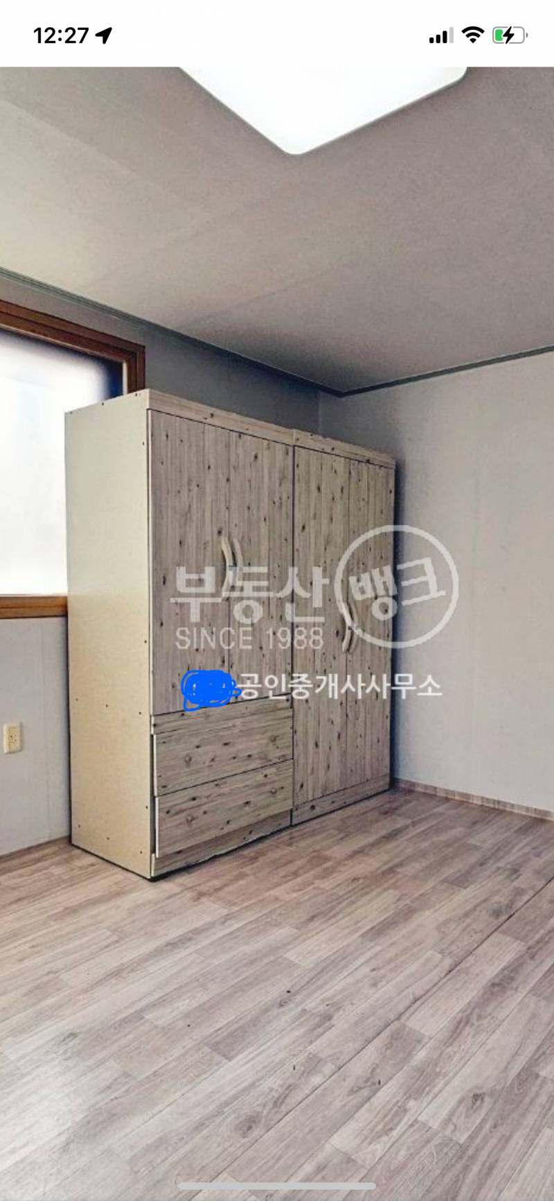 [잡담] 자취방 구하는데 바닥에 빨간얼룩있어 이게 뭘까..?? | 인스티즈