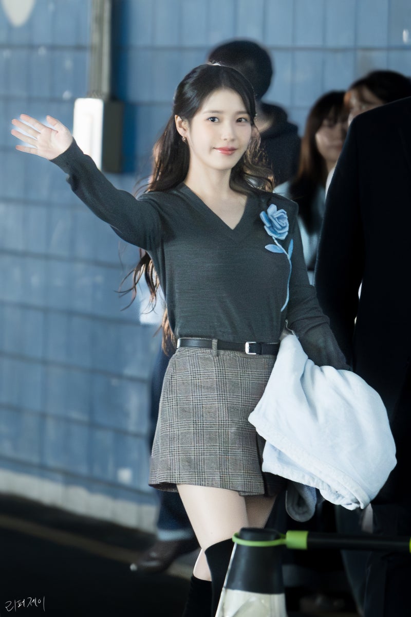 [잡담] 노정의 아이유 이거 같은 옷 맞나? | 인스티즈